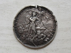 Французская медаль участникам обороны Порт-Артура серебро.