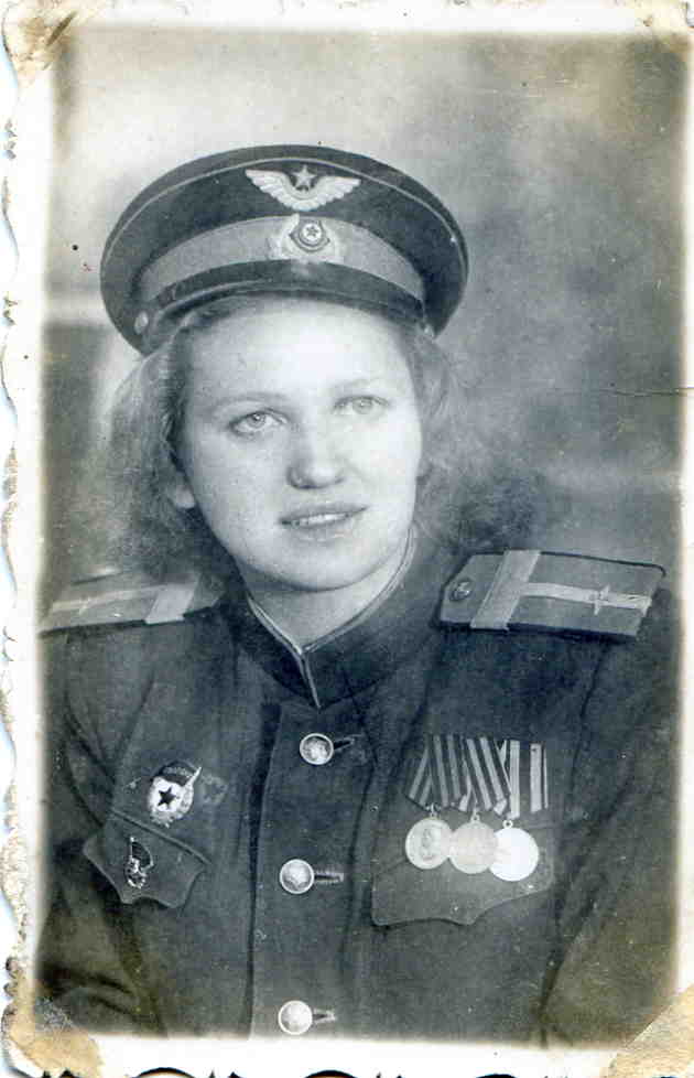 Девушка Зина в форме гвардии старшины ВВС. 22.5.1950 г.