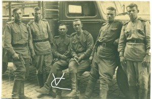 Наши солдаты с трофейными пистолетами.