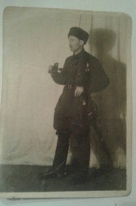 Фотография "Кавалерист с шашкой и биноклем".