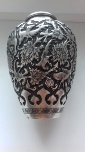 Две серебряные вазочки.