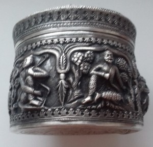 Две серебряные вазочки.