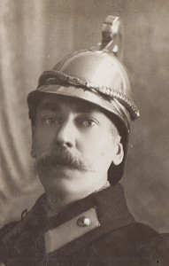 ПОЖАРНЫЙ в каске и ремне