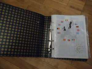 Фирменый альбом с евро наборами монет.12 стран.
