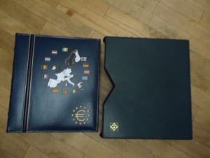Фирменый альбом с евро наборами монет.12 стран.