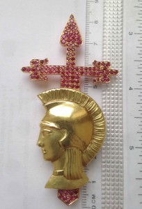 Золотой знак с камнями.