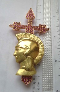 Золотой знак с камнями.