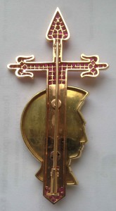 Золотой знак с камнями.