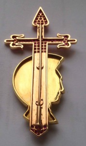 Золотой знак с камнями.