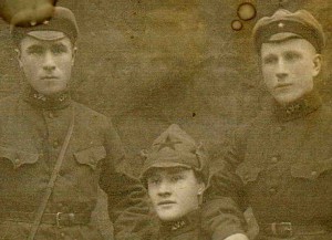 Бойцы РККА (ОГПУ?). Цветные фуражки. Шифровка в петлицах.