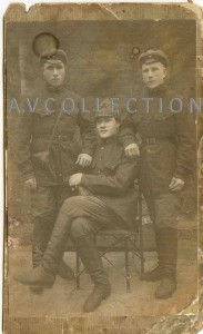 Бойцы РККА (ОГПУ?). Цветные фуражки. Шифровка в петлицах.