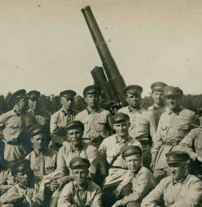 Группа командиров и бойцов-зенитчиков (?) у орудия. 1929 г.