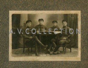 Группа бойцов авточастей. Автоэмблемы на околышах.