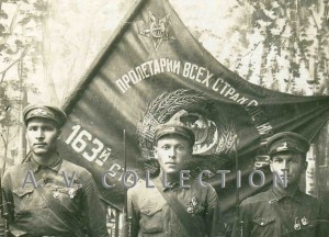 Лучшему ударнику боевой подготовки. Фото у знамени. 1934 г.