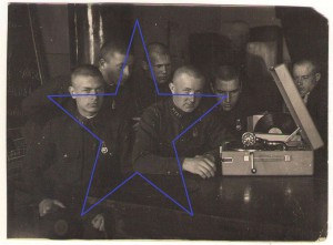 Курсанты с патефоном