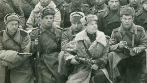 Группа военнослужащих (МГБ?) при оружии. В лесу.