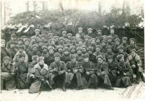 Группа военнослужащих (МГБ?) при оружии. В лесу.