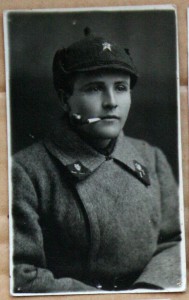 Сержант в шинели с трубкой 1934 петлицы ?