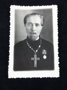 Священник с медалью Сталина