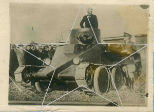 Военный министр Денвис осматривает новый танк. 1924 г.