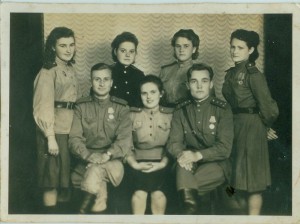 4 фото. Девушки с отличниками.