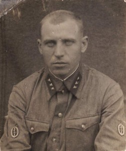 Сотрудник НКВД с нарукавными нашивками!