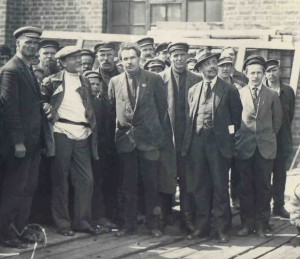 Калинин в гр.рабочих завода "Большевик". Лнг. июнь 1924 г.