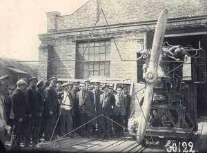 Калинин в гр.рабочих завода "Большевик". Лнг. июнь 1924 г.