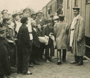 Ф.И.ШАЛЯПИН в вагоне перед отправкой из Орехово-Зуево.1918 г