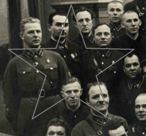 Калинин в группе работников службы Упр-я коменданта Кремля.