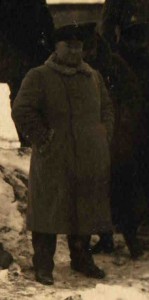 Главком И.ВАЦЕТИС со штабом у ямы со снарядами. Двинск.1919