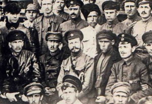 М.В.ФРУНЗЕ в группе бойцов. 1919 г.