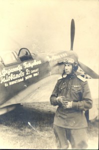 R Летчик Б.Н. Еремин у самолета от колхозника Головатого R