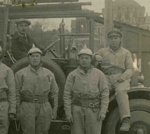 Работники пожарной охраны у автомобиля. 1930-е годы.