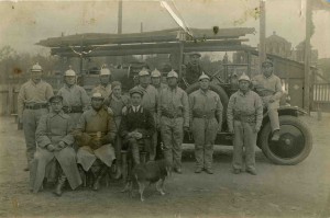 Работники пожарной охраны у автомобиля. 1930-е годы.