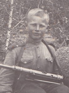 Сын полка с офицерами. Очень интересная надпись на обороте.