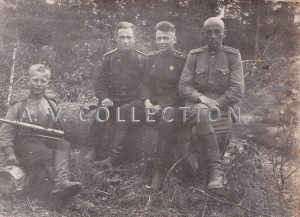 Сын полка с офицерами. Очень интересная надпись на обороте.