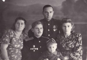 Семейное фото:ветеран ВОВ с сыном-лейтенантом. г.Хабаровск.