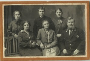 Пожарник с Семьей. Красивый знак, Форма, 1930 год.