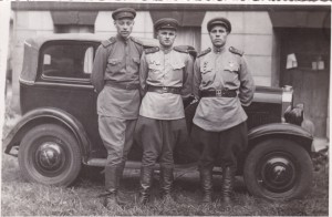 Советские офицеры у автомобиля. Конец 1940-х гг.