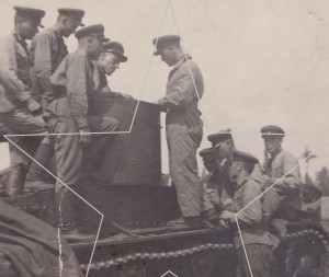 Изучение матчасти. Красноармейцы и танк Т-26.