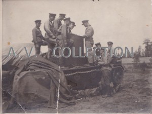 Изучение матчасти. Красноармейцы и танк Т-26.