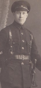 Красный командир с молодой дамой.