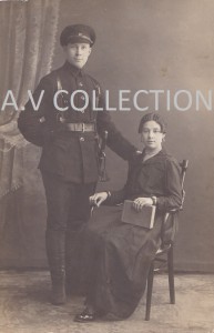 Красный командир с молодой дамой.