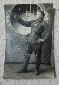 Красноармеец с маузером.