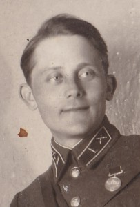 Капитан-артиллерист Я.Т.Попович с медалью "За отвагу".май 42