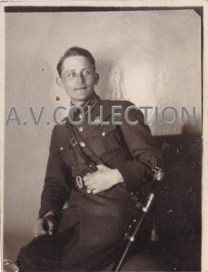 Капитан-артиллерист Я.Т.Попович с медалью "За отвагу".май 42