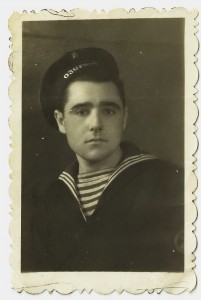 Матросы с зсминца "Озорной", 2 фото.