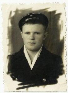 Матросы с зсминца "Озорной", 2 фото.