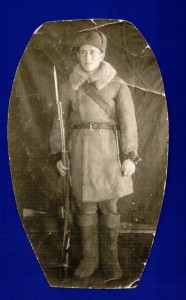 Декабрь 1941 г. Боец с винтовкой СВТ-40